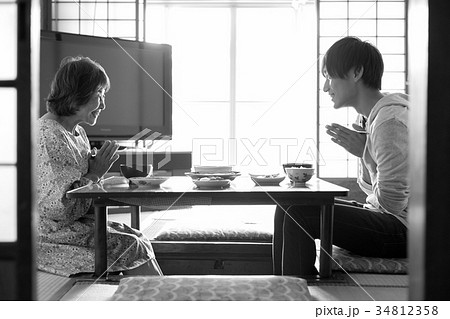 おばあちゃんと孫　食事　いただきます 34812358