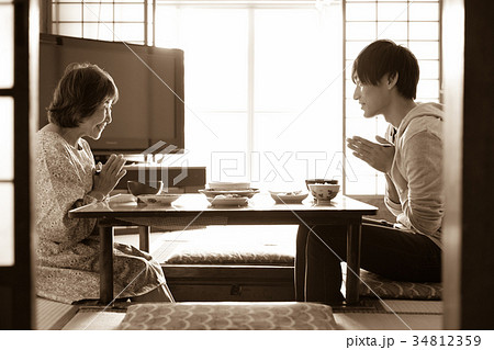 おばあちゃんと孫 食事 いただきます おばあちゃんと孫 食事 いただきます 34812359