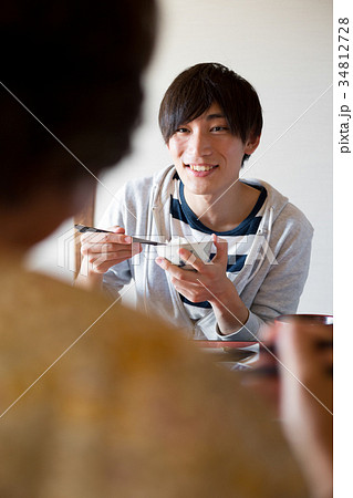 おばあちゃんと孫　食事 34812728