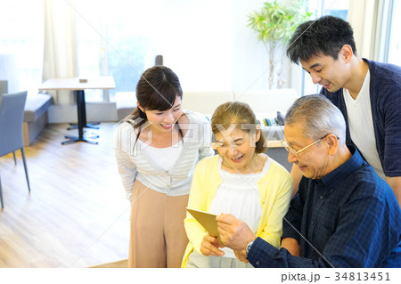 2世代 夫婦 休日の写真素材