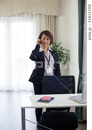 女性　ミドル　スマホ 通話　 34815509