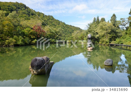 利賀芸術公園野外劇場の池のモニュメント 34815690