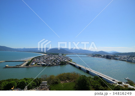 佐賀　唐津城天守より望む松浦川、舞鶴橋、虹の松原、唐津湾と鏡山方面の山々 34816249