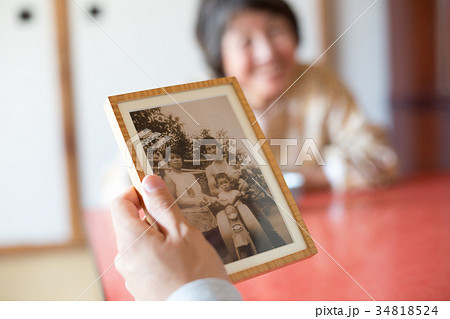 祖母と昔の写真を見る 34818524