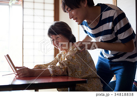 祖母と昔の写真を見る 祖母と昔の写真を見る 34818838