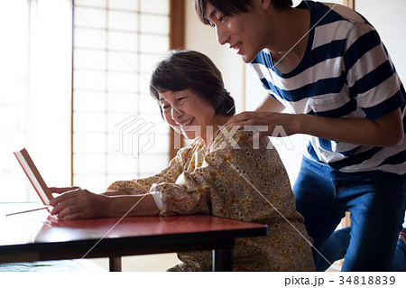 祖母と昔の写真を見る 祖母と昔の写真を見る 34818839