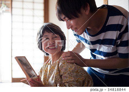 祖母と昔の写真を見る 34818844