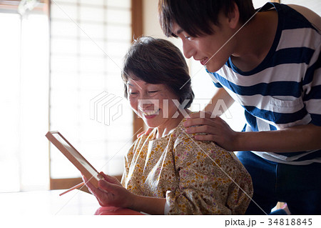 祖母と昔の写真を見る 34818845