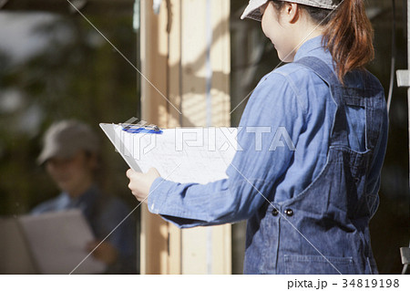 建築現場で働く女性 34819198