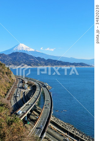 静岡県　薩埵峠からの海と富士山 34820230