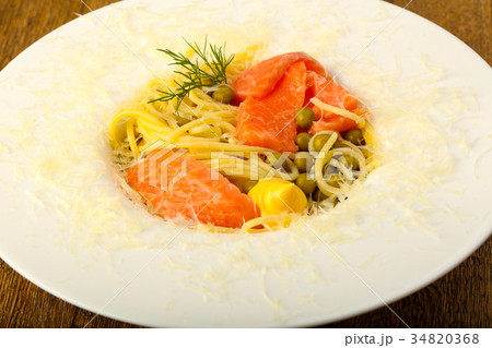 Spaghetti with salmon and green pea 34820368
