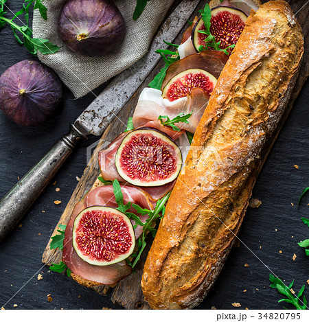 Sandwich with figs and prosciutto 34820795