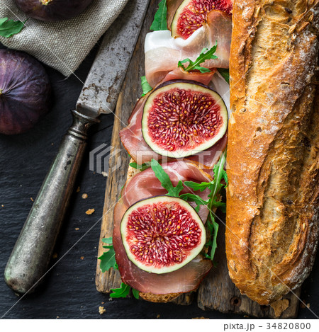 Sandwich with figs and prosciutto 34820800