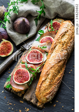 Sandwich with figs and prosciutto Sandwich with figs and prosciutto 34820802