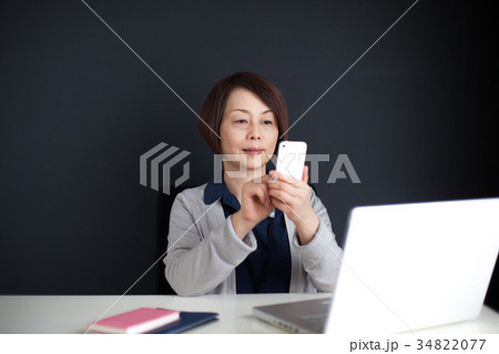 女性　ミドル　ノートパソコン スマホ 34822077