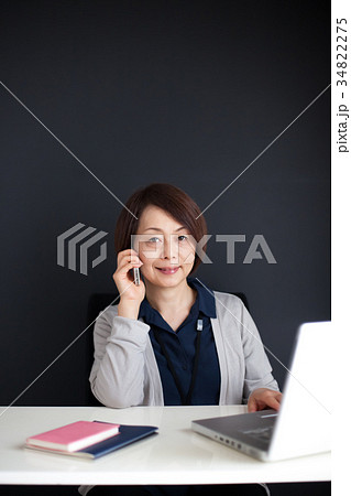 女性　ミドル　ノートパソコン スマホ 34822275