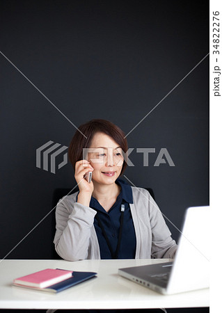 女性　ミドル　ノートパソコン スマホ 34822276
