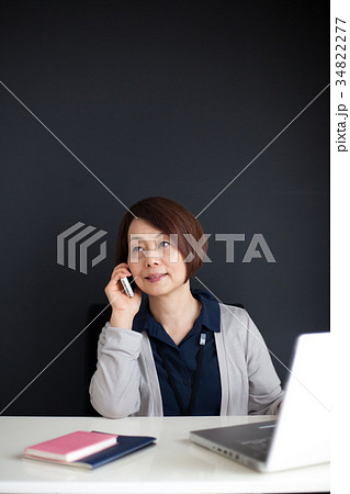 女性　ミドル　ノートパソコン スマホ 34822277