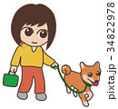 犬の散歩をする女性　柴犬 34822978