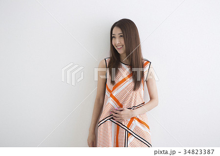 ワンピースの女性 34823387