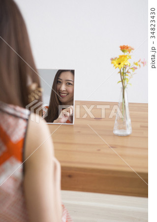 部屋で髪をブラッシングする女性 部屋で髪をブラッシングする女性 34823430