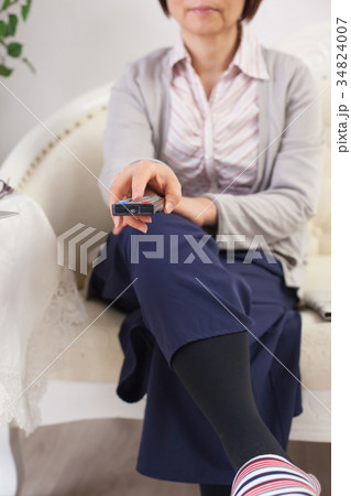 顔無し ミドル女性 キャリアウーマン 情報収集 TVリモコン 顔無し ミドル女性 キャリアウーマン 情報収集 TVリモコン 34824007