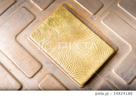 Shiny golden ingot 34824186