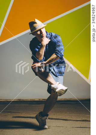 street dancer outside 34824967