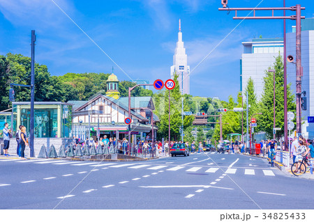 東京　原宿駅　駅前の風景（表参道口） 34825433