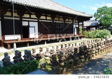 元興寺の極楽堂と石塔群 元興寺の極楽堂と石塔群 34825830