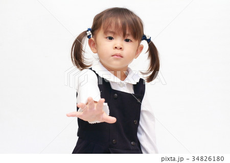 じゃんけんをする正装の幼児(2歳児) (パー) 34826180