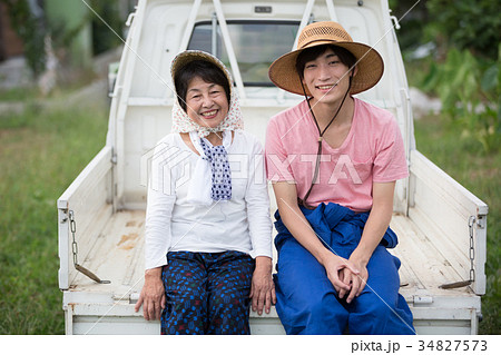 農家 祖母と孫 農家 祖母と孫 34827573