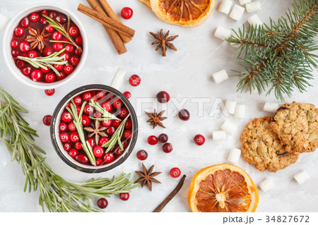 winter mulled wine with cranberries and spices 34827672