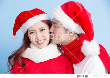 couple smile with merry christmas 34828288