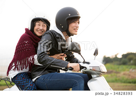 バイクに乗る孫と祖母 バイクに乗る孫と祖母 34828393