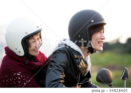 バイクに乗る孫と祖母 34828405