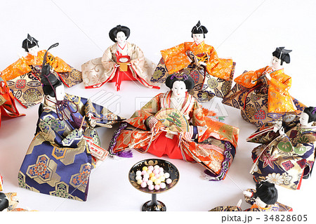 ひな人形多数　半円　白バック　菓子全体 34828605