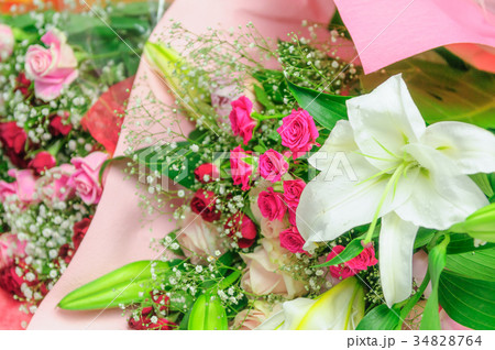 薔薇とユリとかすみ草のフラワーアレンジメントの写真素材