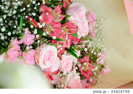 薔薇とカスミソウの前ボケのブーケ 34828799