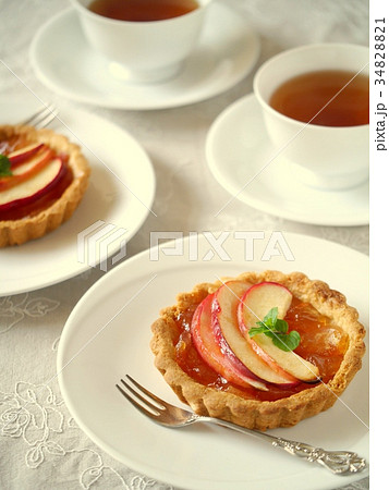 紅玉りんごのタルトと紅茶　（ハイアングル） 34828821