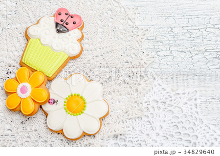 Beautiful glazed Easter cookies 34829640