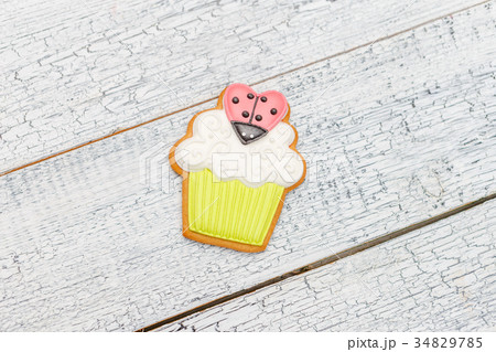 Beautiful glazed Easter cookies 34829785