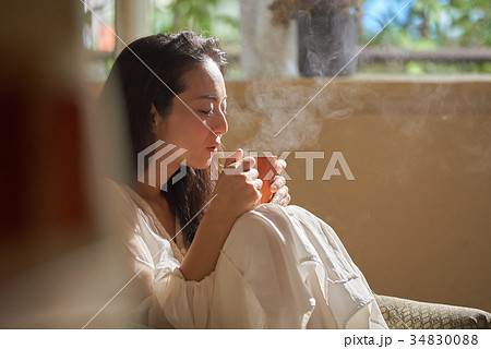 女性 ライフスタイル リラックス 女性 ライフスタイル リラックス 34830088