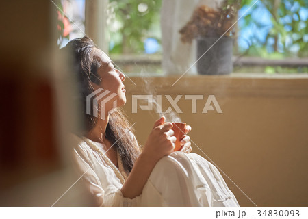 女性 ライフスタイル リラックス 女性 ライフスタイル リラックス 34830093