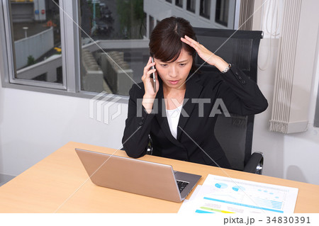 ビジネスシーン　女性　残業 34830391