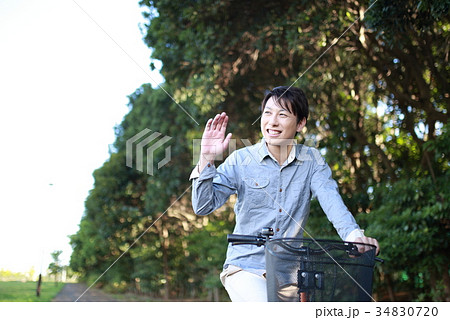 自転車 (男性 カジュアル 新生活 サイクリング 運動 移動 ライフスタイル 日常 休日) 34830720