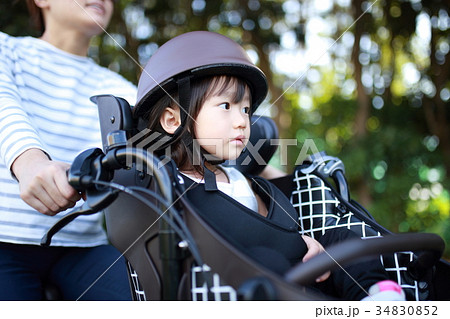 自転車 (子供 送迎 送り 迎え 二人乗り電動アシスト自転車 二人乗り ママ 母親) 自転車 (子供 送迎 送り 迎え 二人乗り電動アシスト自転車 二人乗り ママ 母親) 34830852