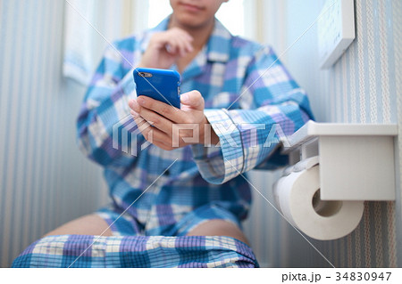 トイレ (スマホ 携帯 メール ニュース 男性 パジャマ 寝巻き 顔なし ボディパーツ 便所 パパ) トイレ (スマホ 携帯 メール ニュース 男性 パジャマ 寝巻き 顔なし ボディパーツ 便所 パパ) 34830947