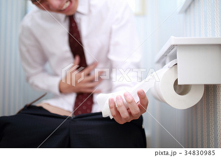 腹痛 (男性 スーツ ワイシャツ ネクタイ 顔なし ボディパーツ 便所 病気 ビジネス 仕事 下痢) 34830985