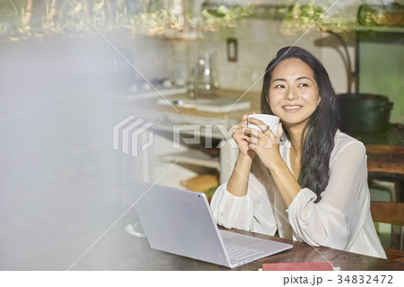 女性 ライフスタイル リラックス 女性 ライフスタイル リラックス 34832472